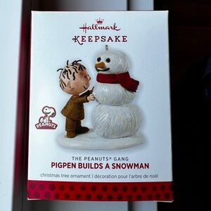 2013 Hallmark Pigpen Builds A Snowman Keepsake Ornament